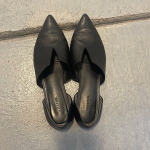 Vince flats. Black leather 8.5 TTS. good condition.